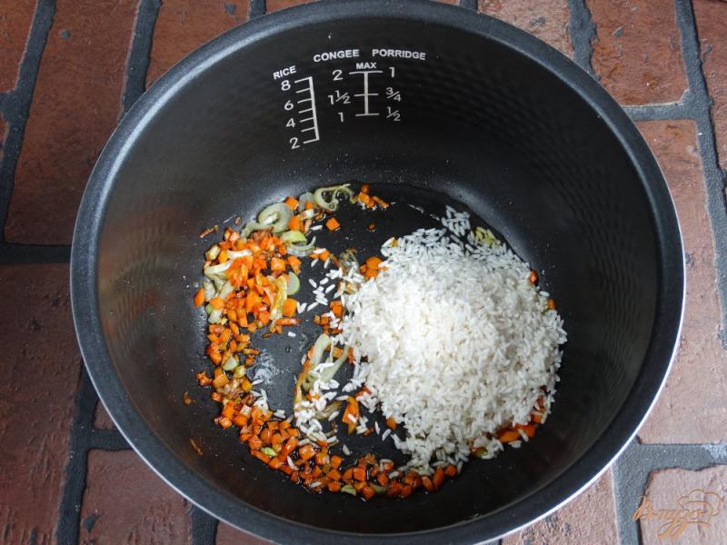 Фото приготовление рецепта: Рисовая каша с черной фасолью шаг №2