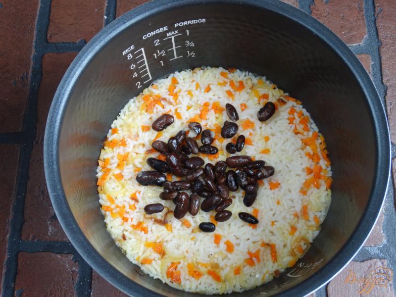 Фото приготовление рецепта: Рисовая каша с черной фасолью шаг №4