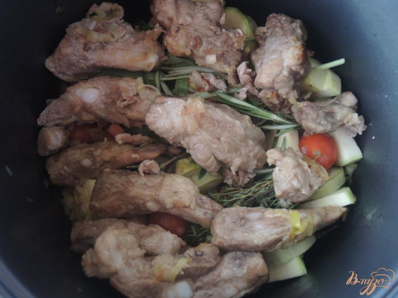 Фото приготовление рецепта: Ребрышки с овощами по-итальянски в мультиварке шаг №8