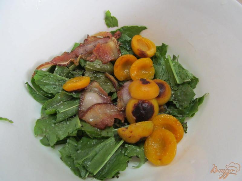 Фото приготовление рецепта: Салат с абрикосом щавелем и ростками пшеницы шаг №5