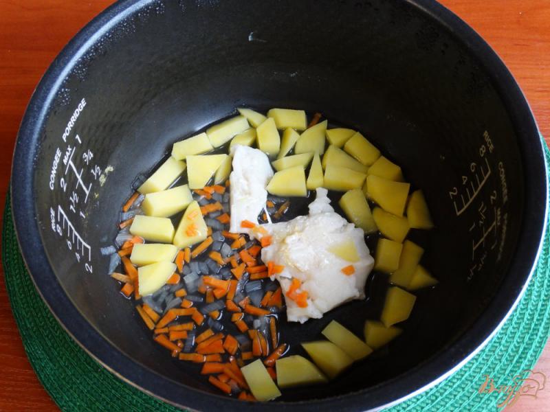 Фото приготовление рецепта: Треска тушенная с овощами в мультиварке шаг №5