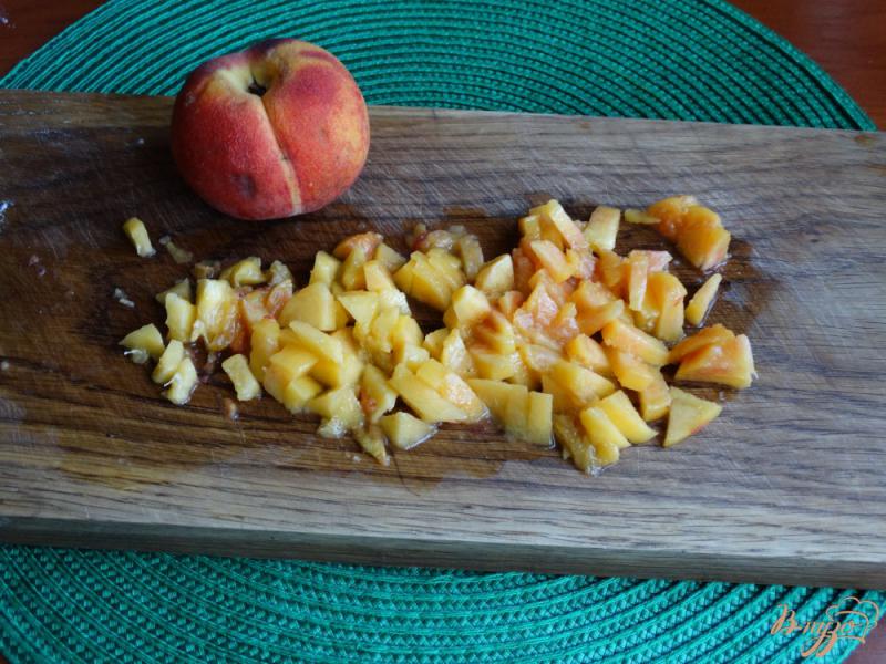 Фото приготовление рецепта: Дрожжевые оладьи с персиками без яиц шаг №7