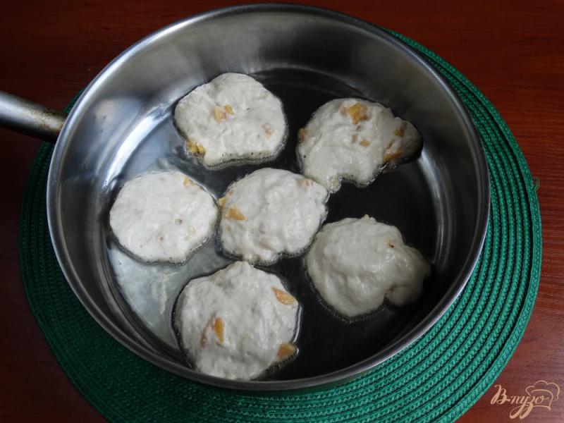 Фото приготовление рецепта: Дрожжевые оладьи с персиками без яиц шаг №10