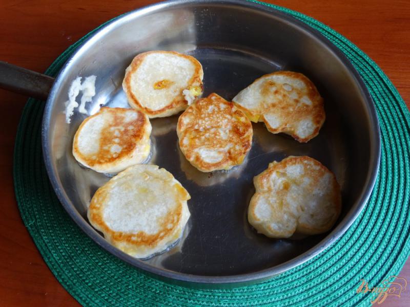 Фото приготовление рецепта: Дрожжевые оладьи с персиками без яиц шаг №11