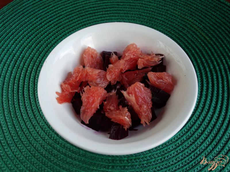 Фото приготовление рецепта: Салат со свеклой грейпфрутом и мятой шаг №2
