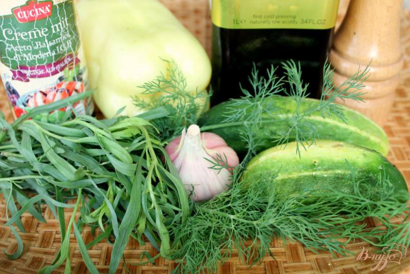 Фото приготовление рецепта: Огуречный салат с перцем и тархуном шаг №1