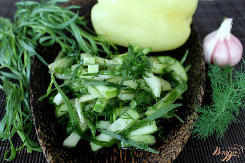 Фото приготовление рецепта: Огуречный салат с перцем и тархуном шаг №7