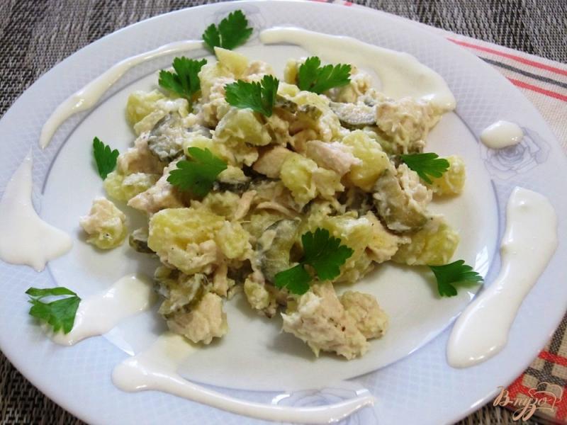 Фото приготовление рецепта: Салат с заправкой из сливок с белым вином шаг №9