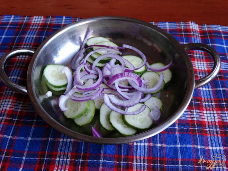 Фото приготовление рецепта: Салат с жареными кабачками овощами и сыром шаг №2