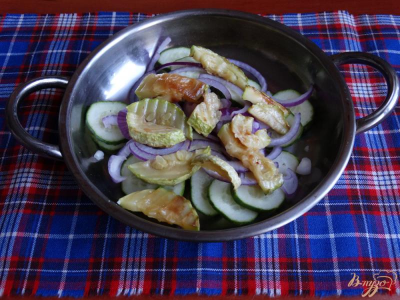 Фото приготовление рецепта: Салат с жареными кабачками овощами и сыром шаг №3