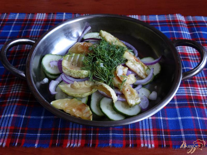 Фото приготовление рецепта: Салат с жареными кабачками овощами и сыром шаг №4