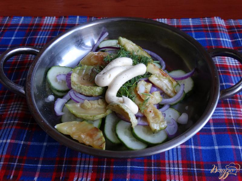 Фото приготовление рецепта: Салат с жареными кабачками овощами и сыром шаг №5