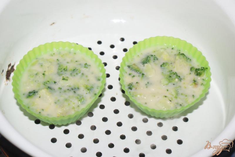 Фото приготовление рецепта: Омлет с брокколи на пару шаг №3