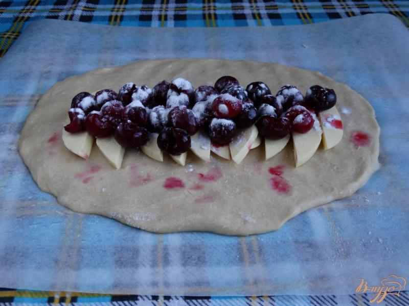 Фото приготовление рецепта: Пирог-плетенка с вишней и сыром шаг №5