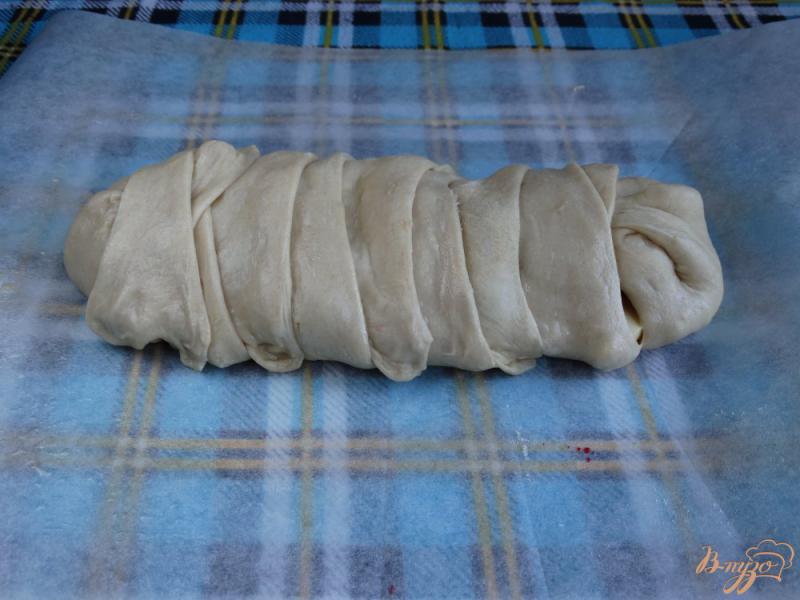 Фото приготовление рецепта: Пирог-плетенка с вишней и сыром шаг №7