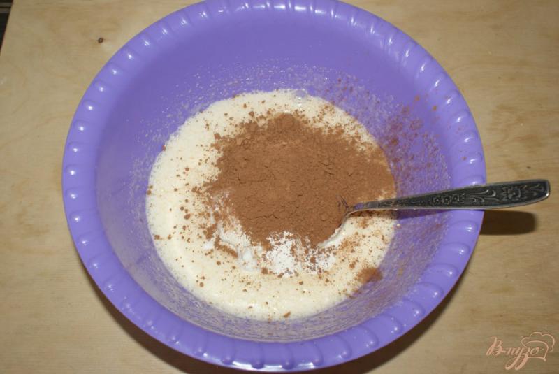 Фото приготовление рецепта: Шоколадные маффины с ягодами черной смородины шаг №2