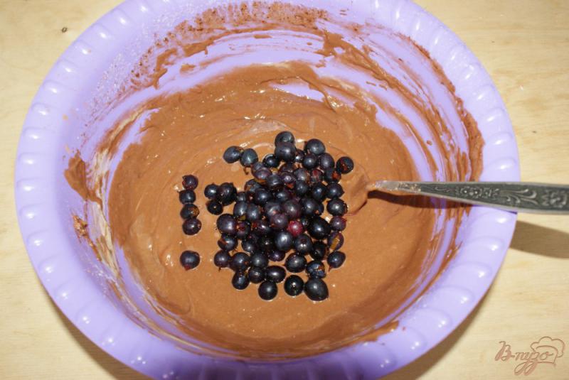 Фото приготовление рецепта: Шоколадные маффины с ягодами черной смородины шаг №3
