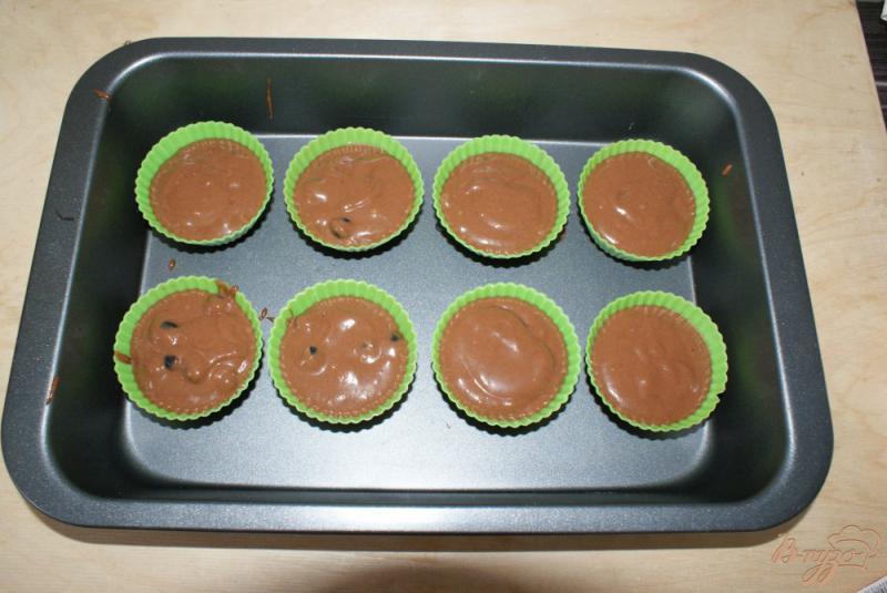 Фото приготовление рецепта: Шоколадные маффины с ягодами черной смородины шаг №4