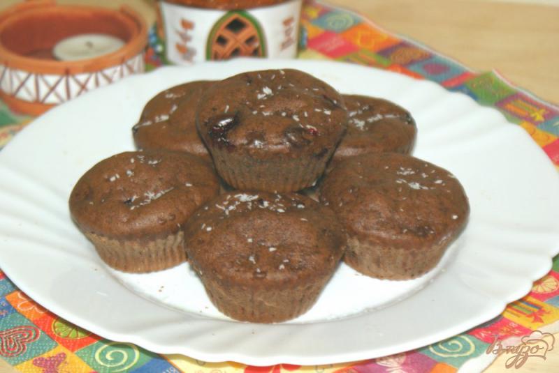 Фото приготовление рецепта: Шоколадные маффины с ягодами черной смородины шаг №5