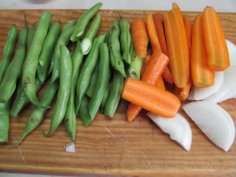 Фото приготовление рецепта: Куриные ножки с овощами и яблоками в мультиварке шаг №2