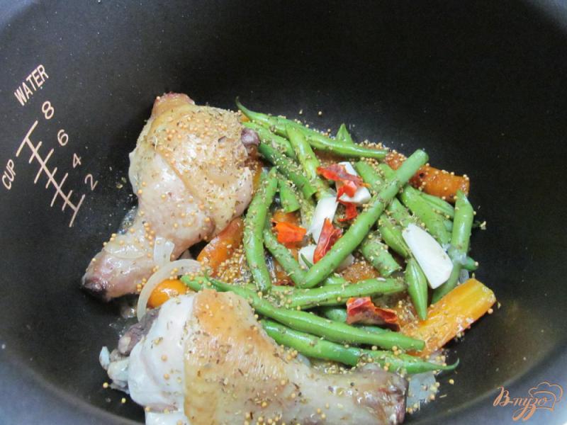 Фото приготовление рецепта: Куриные ножки с овощами и яблоками в мультиварке шаг №4