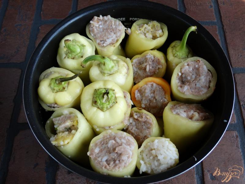 Фото приготовление рецепта: Фаршированные перцы с мясом и перепелиными яйцами шаг №9