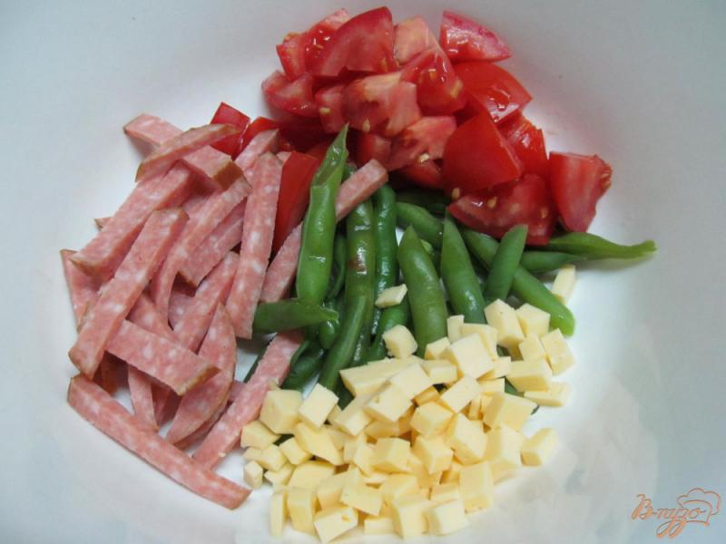 Фото приготовление рецепта: Салат с стручковой фасолью и колбасой шаг №2