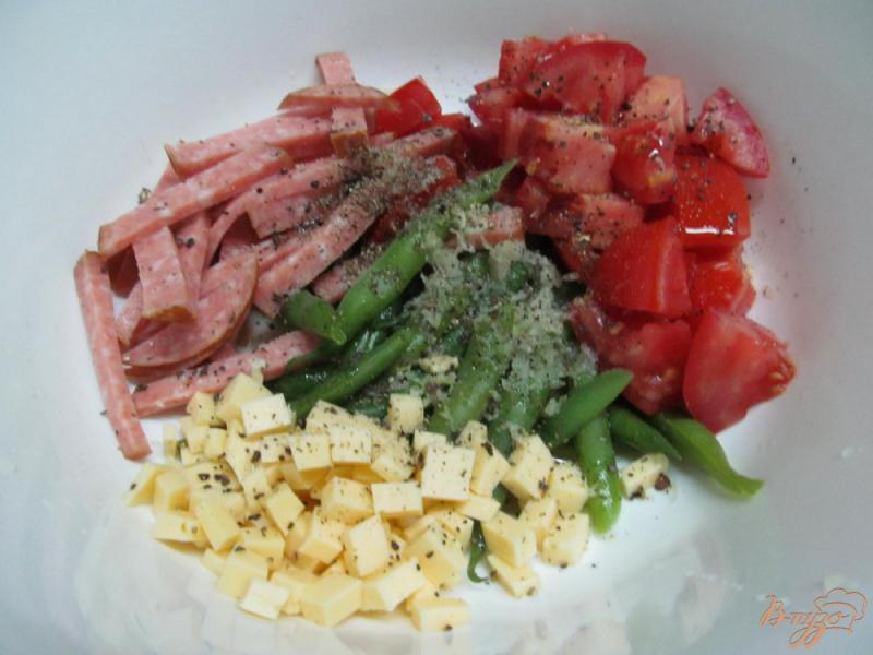 Фото приготовление рецепта: Салат с стручковой фасолью и колбасой шаг №4