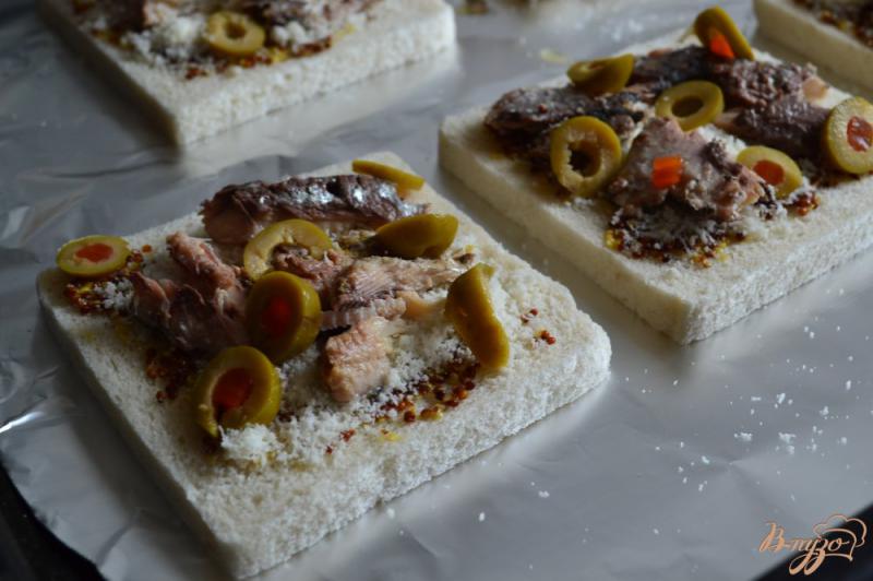 Фото приготовление рецепта: Горячие бутерброды с сардинами и сыром шаг №3