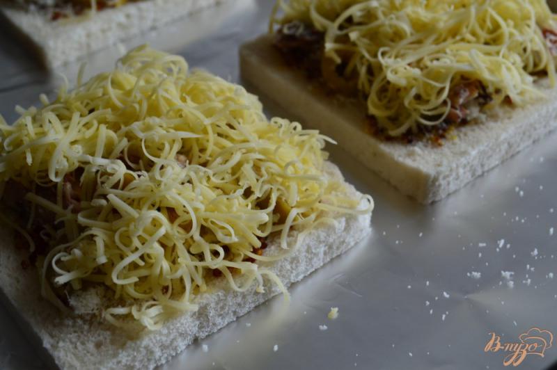 Фото приготовление рецепта: Горячие бутерброды с сардинами и сыром шаг №4