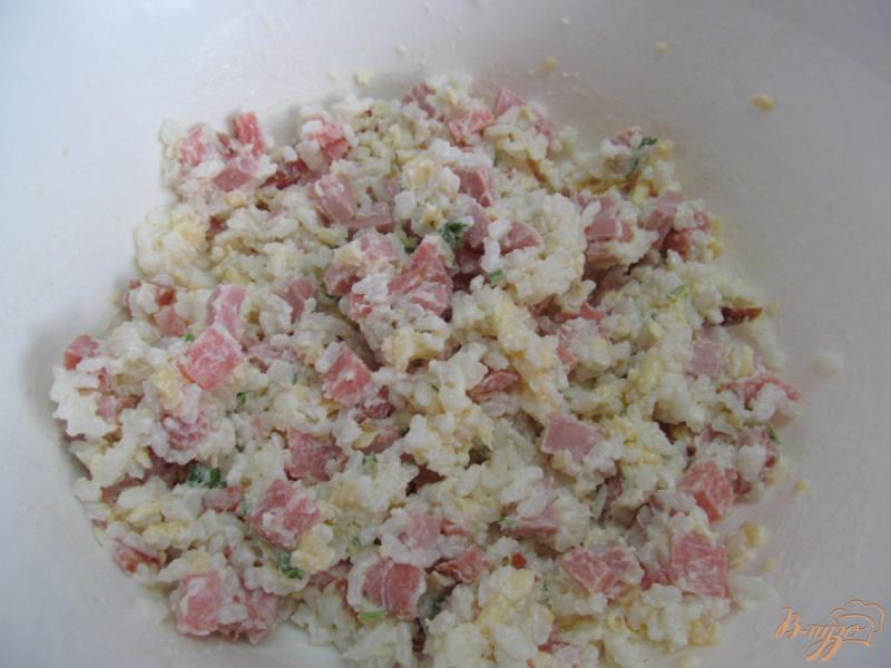 Фото приготовление рецепта: Рисовый салат с колбасами шаг №3