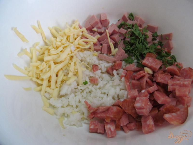 Фото приготовление рецепта: Рисовый салат с колбасами шаг №1