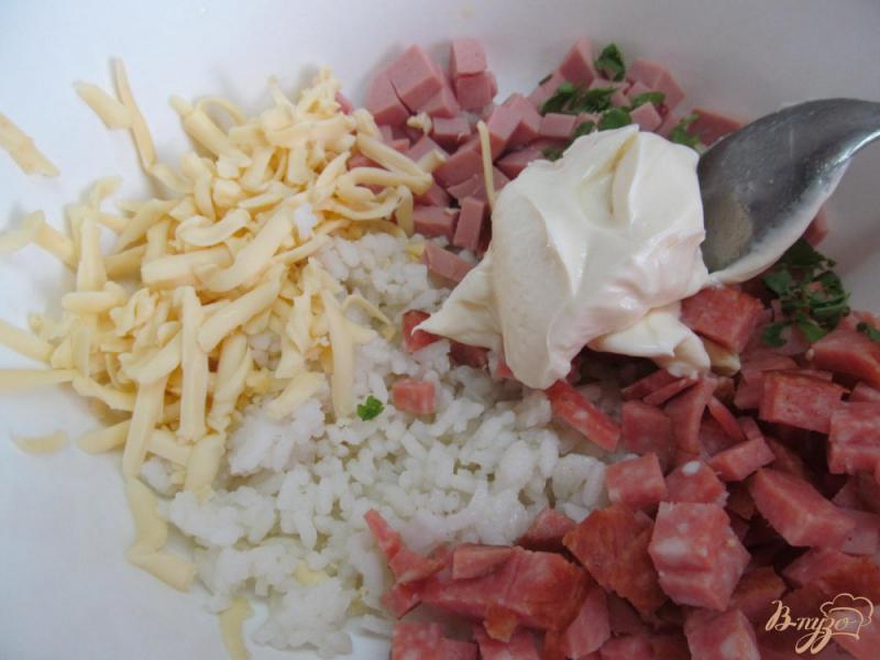 Фото приготовление рецепта: Рисовый салат с колбасами шаг №2