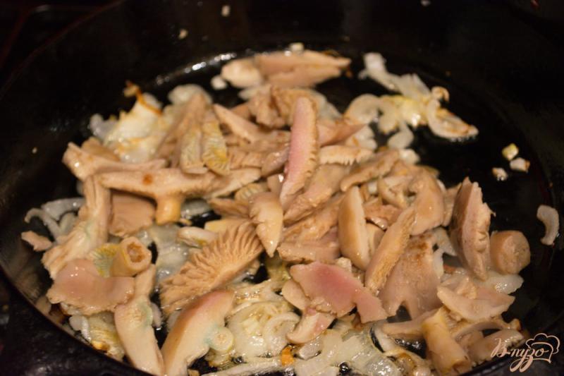 Фото приготовление рецепта: Запеченные грибы с помидорами шаг №2