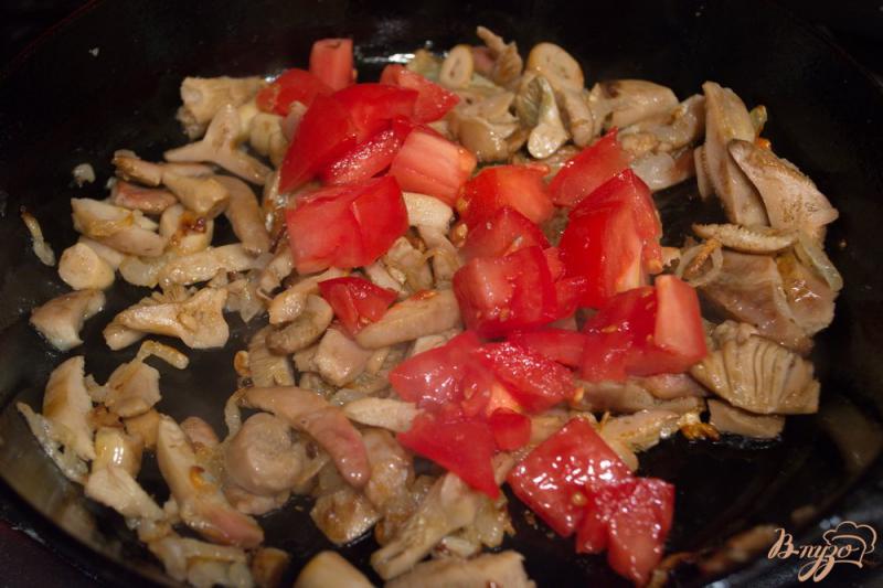 Фото приготовление рецепта: Запеченные грибы с помидорами шаг №3