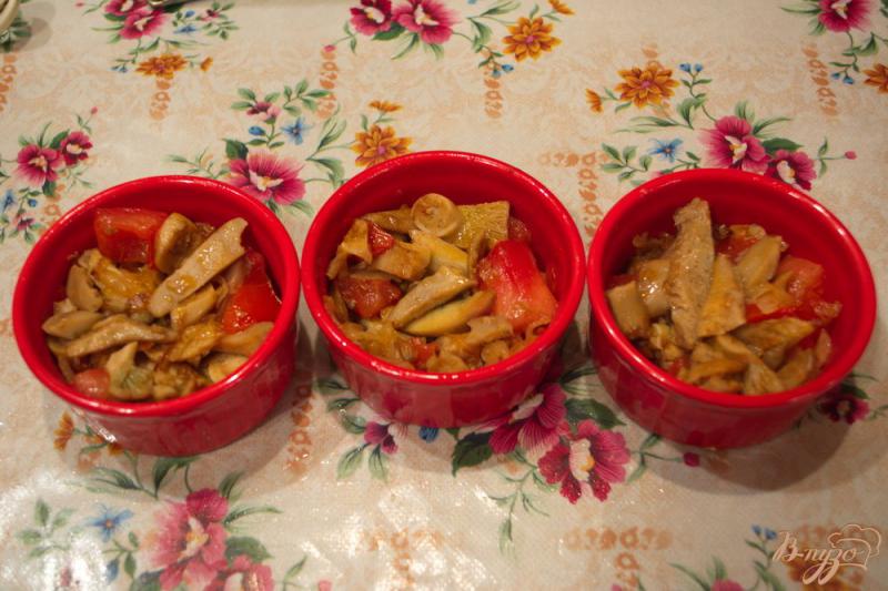 Фото приготовление рецепта: Запеченные грибы с помидорами шаг №4
