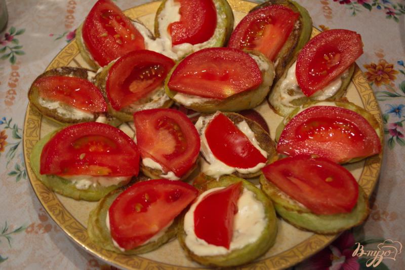 Фото приготовление рецепта: Кабачки с брынзой и помидором шаг №5