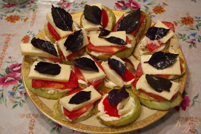 Фото приготовление рецепта: Кабачки с брынзой и помидором шаг №6