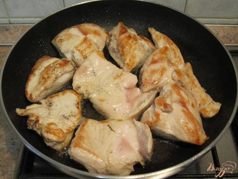Фото приготовление рецепта: Стейки из курицы с соусом шаг №5