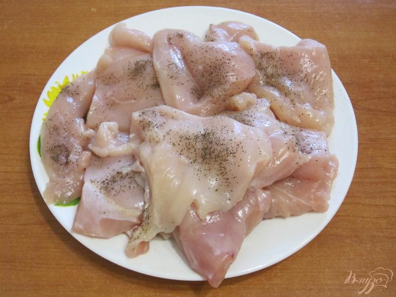 Фото приготовление рецепта: Стейки из курицы с соусом шаг №4
