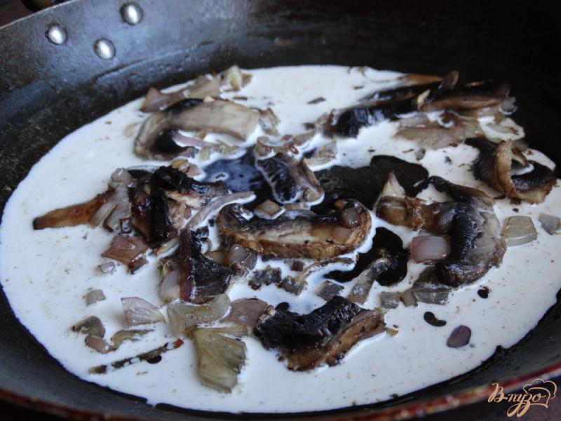 Фото приготовление рецепта: Рисовая лапша с кальмарами и грибами шаг №5