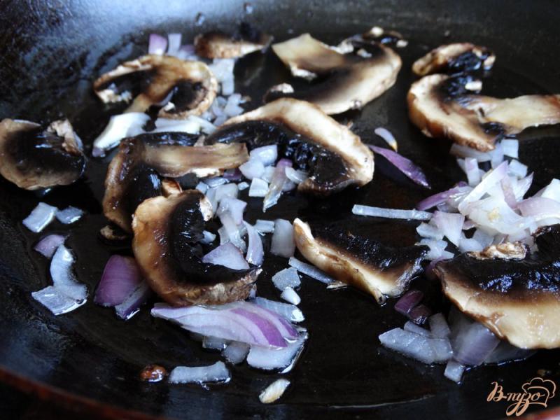 Фото приготовление рецепта: Рисовая лапша с кальмарами и грибами шаг №4