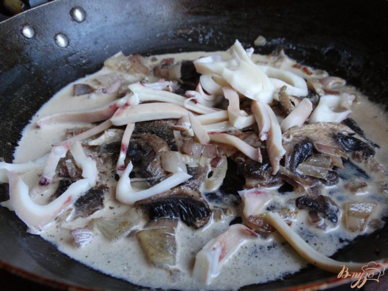 Фото приготовление рецепта: Рисовая лапша с кальмарами и грибами шаг №6