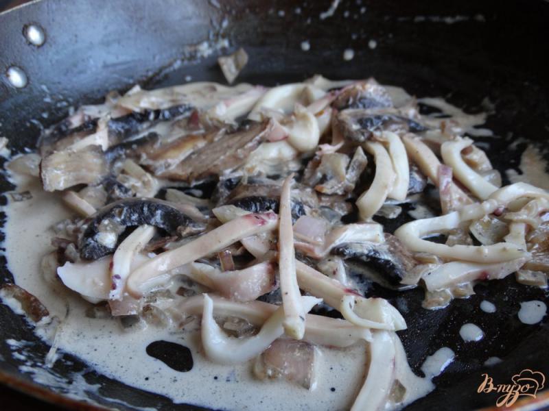 Фото приготовление рецепта: Рисовая лапша с кальмарами и грибами шаг №7