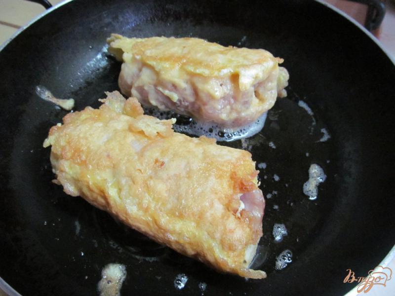 Фото приготовление рецепта: Рулеты из куриного филе под соусом шаг №6
