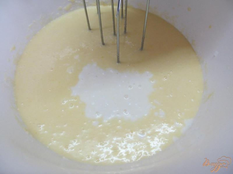 Фото приготовление рецепта: Рассыпчатый кекс на кефире с курагой шаг №2