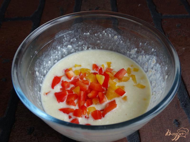 Фото приготовление рецепта: Духовой омлет с творогом и болгарским перцем шаг №5