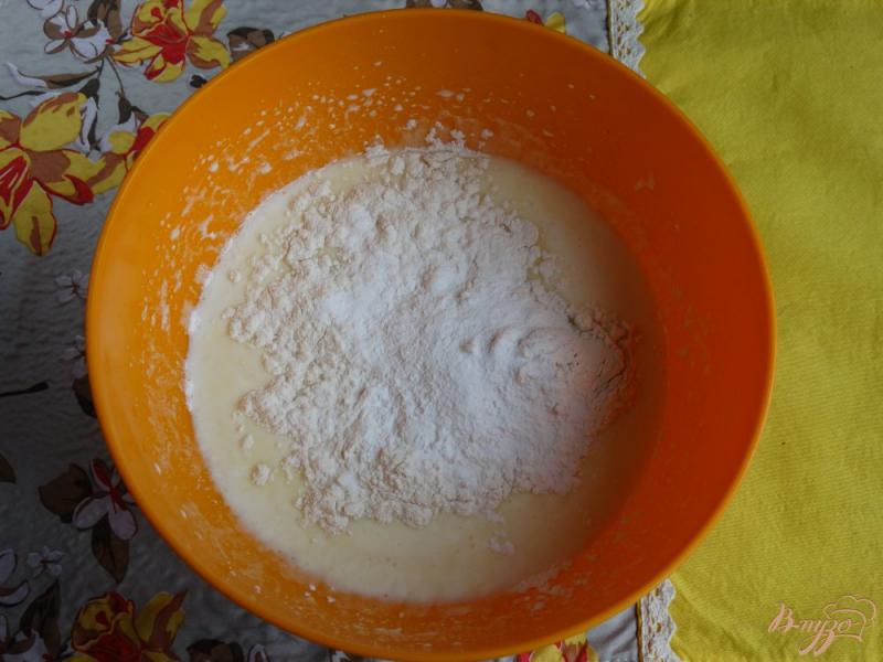 Фото приготовление рецепта: Кекс на сметане с абрикосами шаг №5