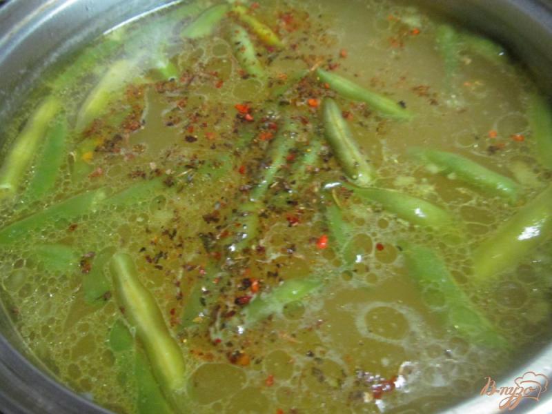 Фото приготовление рецепта: Суп с стручковой фасолью и макаронами шаг №5