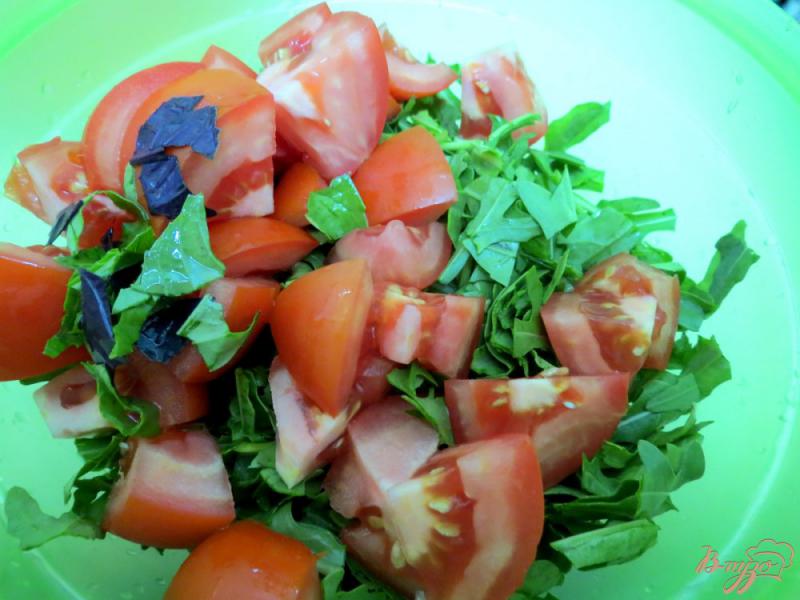 Фото приготовление рецепта: Салат с рукколой и с помидорами шаг №4